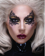 看，Lady Gaga为她的化妆品牌推出了新的合作