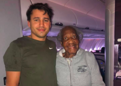 飞机乘客给88岁的老妇杏耀游戏登录人让座以实现她的梦想